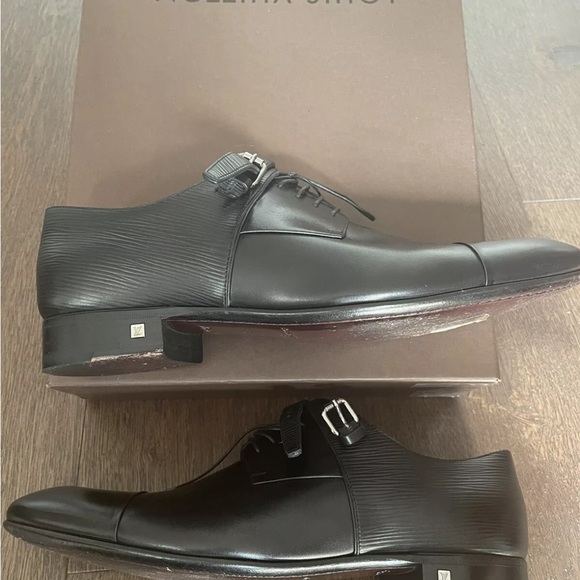 Very nice condition

Look perfectly elegant

Come with box - Picture 5 of 8